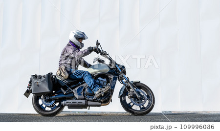 大型アメリカンバイクと男性ライダー 大型アメリカンバイクと男性ライダー 109996086