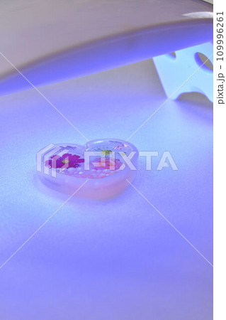 硬化中のUVレジン 硬化中のUVレジン 109996261