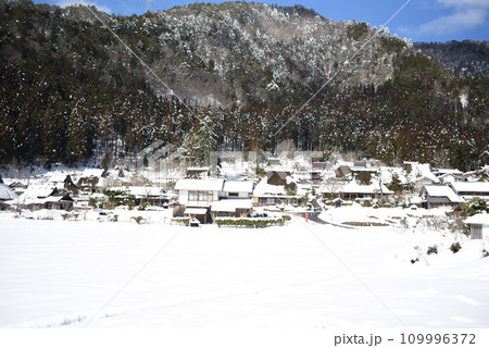 京都美山　かやぶきの里　雪景色 109996372