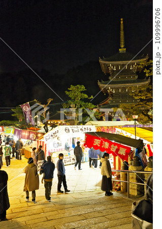 【大阪府】1月・初詣に訪れた観光客とライトアップされた出店 【大阪府】1月・初詣に訪れた観光客とライトアップされた出店 109996706