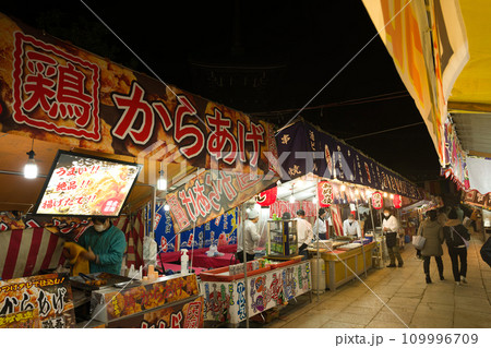 【大阪府】1月・初詣に訪れた観光客とライトアップされた出店 【大阪府】1月・初詣に訪れた観光客とライトアップされた出店 109996709