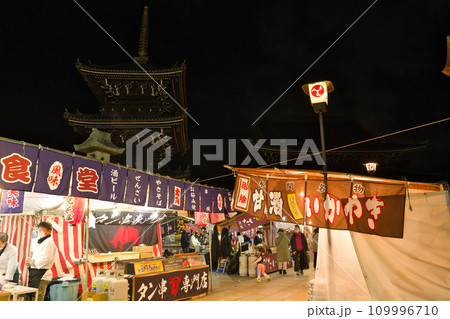 【大阪府】1月・初詣に訪れた観光客とライトアップされた出店 【大阪府】1月・初詣に訪れた観光客とライトアップされた出店 109996710