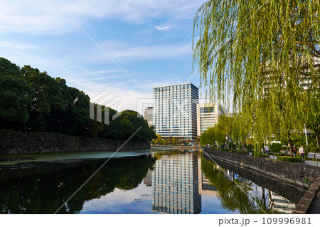 東京　内濠　大手濠と大手町のオフィス街 109996981