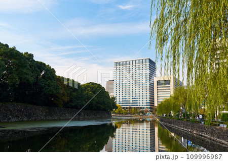 東京　内濠　大手濠と大手町のオフィス街 109996987