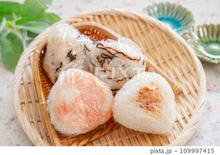 ラップに包んだおにぎり ラップに包んだおにぎり 109997415