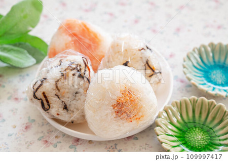 ラップに包んだおにぎり 109997417