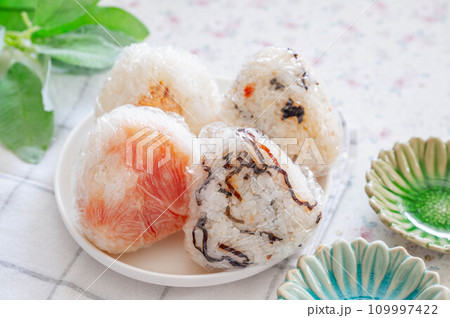 ラップに包んだおにぎり 109997422