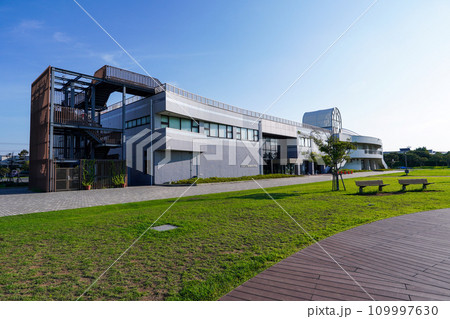 晴れ渡った朝 ふなばし三番瀬環境学習館（千葉県船橋市） 109997630