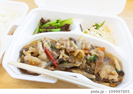 おいしい豚肉と野菜とキノコの中華スタミナ炒め弁当 おいしい豚肉と野菜とキノコの中華スタミナ炒め弁当 109997805