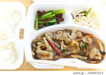 美味しい豚肉と野菜とキノコの中華スタミナ炒め弁当 美味しい豚肉と野菜とキノコの中華スタミナ炒め弁当 109997815