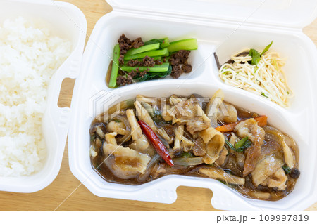 おいしい豚肉と野菜とキノコの中華スタミナ炒め弁当 109997819