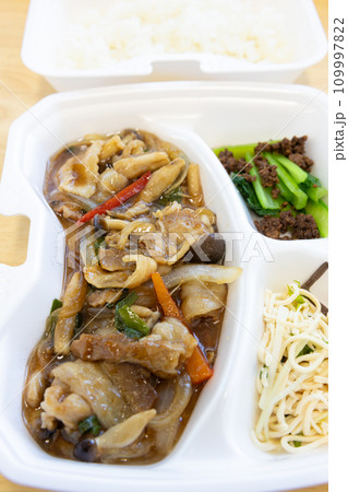 おいしい豚肉と野菜とキノコの中華スタミナ炒め弁当 おいしい豚肉と野菜とキノコの中華スタミナ炒め弁当 109997822