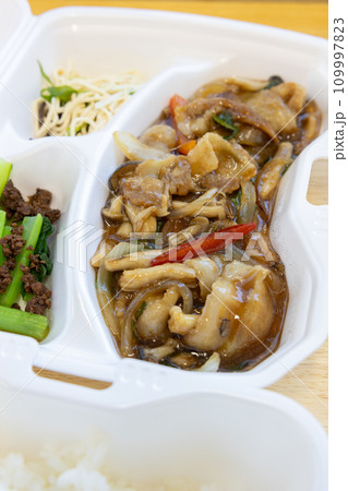 おいしい豚肉と野菜とキノコの中華スタミナ炒め弁当 おいしい豚肉と野菜とキノコの中華スタミナ炒め弁当 109997823