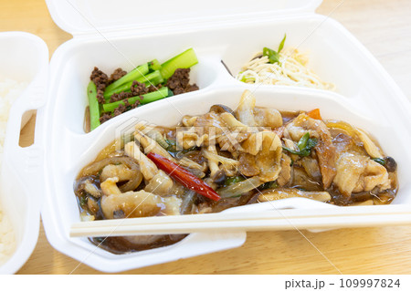 美味しい豚肉と野菜とキノコの中華スタミナ炒め弁当 美味しい豚肉と野菜とキノコの中華スタミナ炒め弁当 109997824