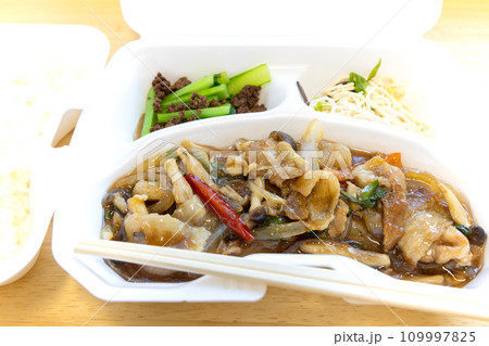 美味しい豚肉と野菜とキノコの中華スタミナ炒め弁当 美味しい豚肉と野菜とキノコの中華スタミナ炒め弁当 109997825