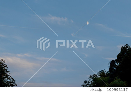 夕暮れの空と月 夕暮れの空と月 109998157