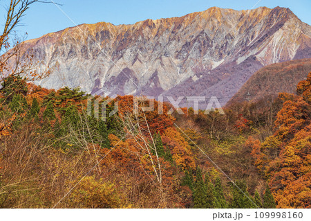 紅葉に染まる国立公園大山と青空 109998160