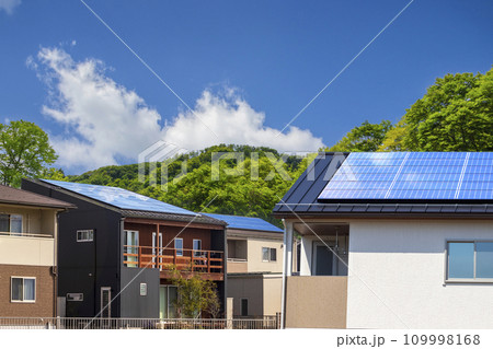 エコイメージ　太陽光発電のある住宅と空と街並み 109998168