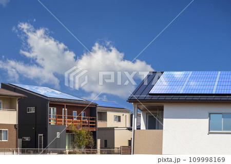 エコイメージ　太陽光発電のある住宅と空と街並み 109998169