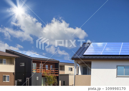 エコイメージ　太陽光発電のある住宅と空と街並み 109998170