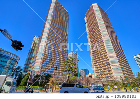 神奈川県川崎市中原区新丸子の武蔵小杉駅東側の中原消防署前交差点の風景 109998183