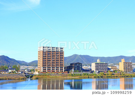 岐阜県各務原市、木曽川沿いに建つマンションの風景 109998259