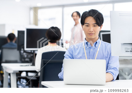オフィスで働く若いエンジニア オフィスで働く若いエンジニア 109998263