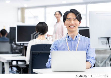 オフィスで働く若いエンジニア 109998265