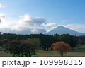 富士山と御殿場のゴルフ場 109998315
