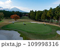 富士山と御殿場のゴルフ場 109998316