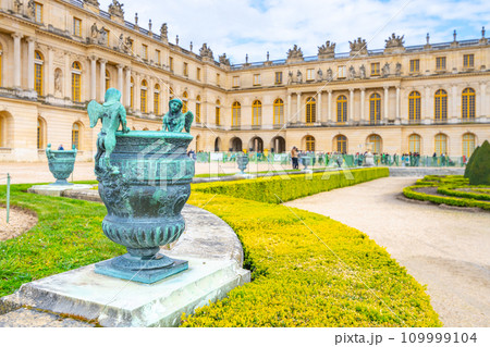 Amphora in park at Chateau Versailles, Paris, France. Amphora in park at Chateau Versailles, Paris, France. 109999104