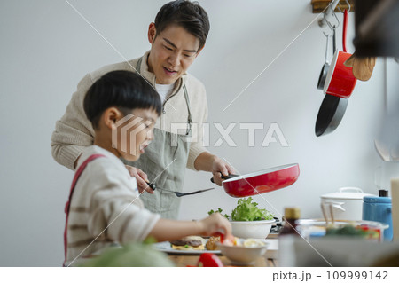 息子と一緒に料理をする30代の父親 息子と一緒に料理をする30代の父親 109999142