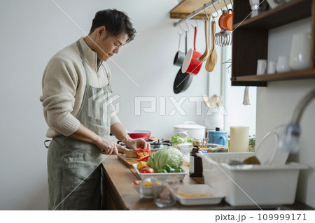 キッチンで料理をする30代の男性 109999171
