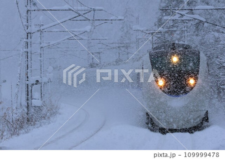 【JR西日本】雪の中の681系「サンダーバード」（北陸本線：南今庄駅） 109999478