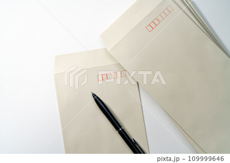 封筒とペン 109999646