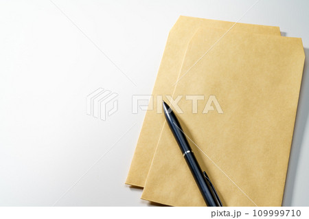 封筒とペン 109999710
