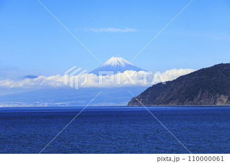 駿河湾から望む冬の駿河港と冠雪した富士山 110000061