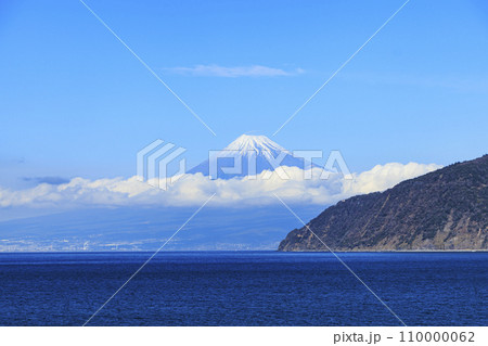 駿河湾から望む冬の駿河港と冠雪した富士山 110000062