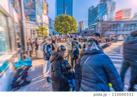 日本の東京都市景観 師走の慌ただしさ…光と影…コロナが投げかけるもの…高齢化社会の日本の行末＝23日 110000331