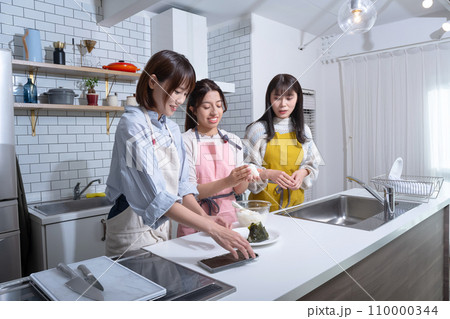 キッチンでおにぎりを作る3人の女性 キッチンでおにぎりを作る3人の女性 110000344