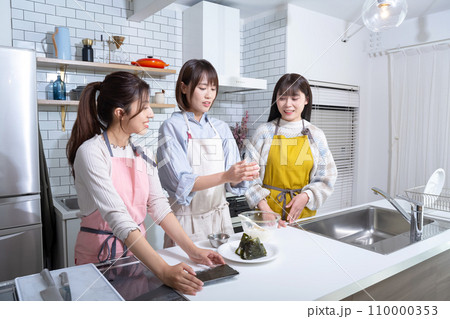 キッチンでおにぎりを作る3人の女性 キッチンでおにぎりを作る3人の女性 110000353