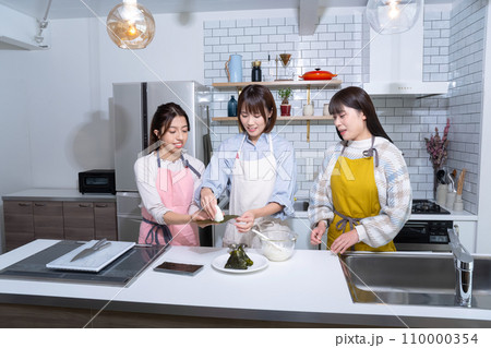 キッチンでおにぎりを作る3人の女性 キッチンでおにぎりを作る3人の女性 110000354