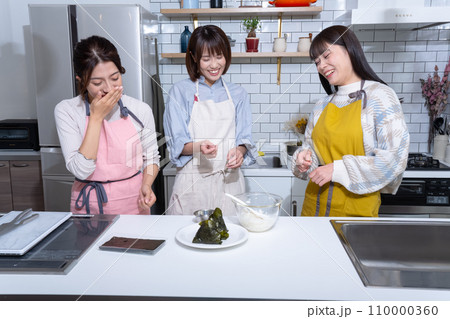 キッチンでおにぎりを作る3人の女性 キッチンでおにぎりを作る3人の女性 110000360