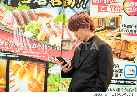 街を彷徨う水商売風の男性 街を彷徨う水商売風の男性 110000571