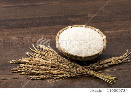 ざるに盛った白米と籾 110000724
