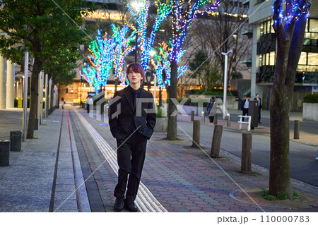 夜の街を彷徨う男性 110000783