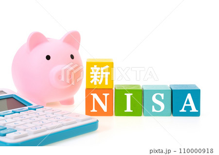 NISAイメージ　カラフルな積み木と豚の貯金箱と電卓 110000918
