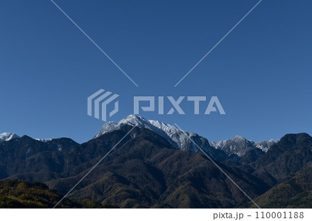 麓の街白州町から見る晩秋の南アルプス甲斐駒ケ岳 110001188