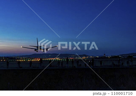 伊丹空港の風景　夕暮れの飛行機　大阪府豊中市 110001710