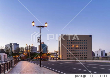 早朝の幣舞橋の風景 朝焼け 北海道釧路市 早朝の幣舞橋の風景 朝焼け 北海道釧路市 110001711